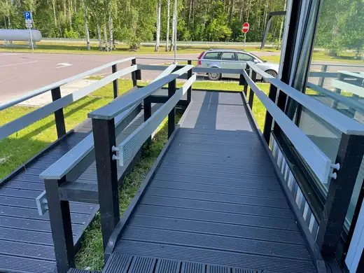Kompozīta rampa ar margām pie ieejas