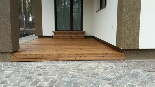 Terase no eļļotiem lapegles dēļiem