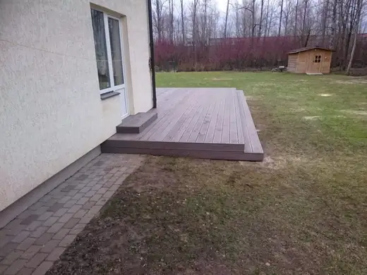 Lapegles terase Lielvārdē ar pakāpienu