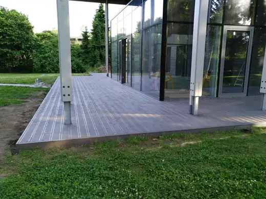 Lapegles terase ar pelēkā tonī eļļotiem dēļiem, Mellužu prospekts, 3. skats