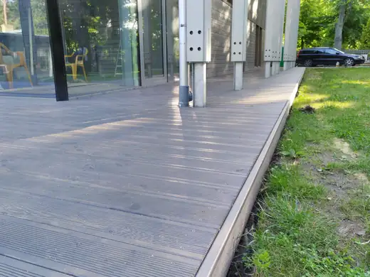 Lapegles terase ar pelēkā tonī eļļotiem dēļiem, Mellužu prospekts, 4. skats