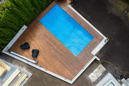 Terase ap baseinu, skats no augšas