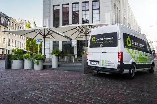 Kafejnīcas terase ar kompozīta dēļiem Rīgas centrā